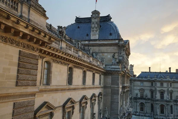 Aile sulfureuse du musée du Louvre au crépuscule — Photo