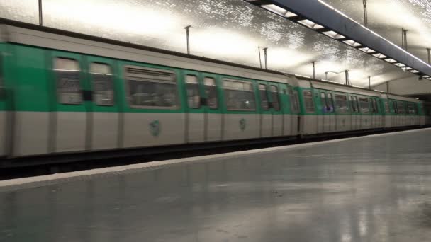 巴黎，法国 11 月 19，2016:Subway 站在巴黎，黎塞留 Drouot — 图库视频影像