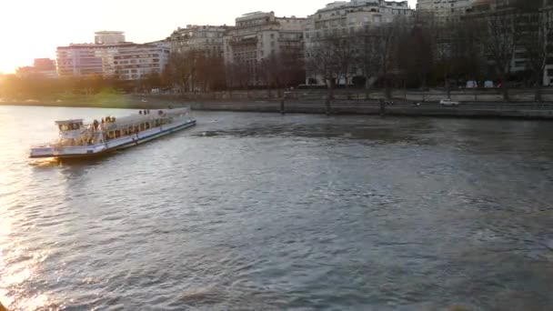 (4K) Vuelta en U del crucero por el río Saine visto desde el puente Bir-Hakeim — Vídeo de stock