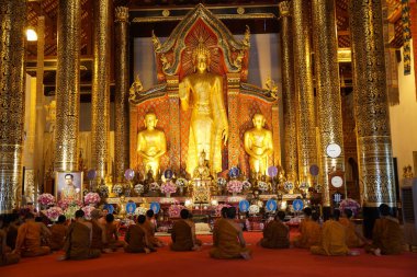 bir Budist sutra Chedi Luang Tapınağı'nda ilahi