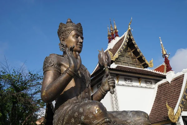 Estátua do Rei Mangrai no templo Chedi Luang em Chiang Mai — Fotografia de Stock