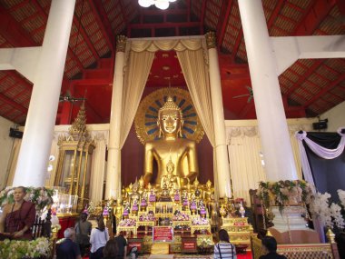 Buda heykelleri Phra Singh Tapınağı'nda diz bükme insanlar