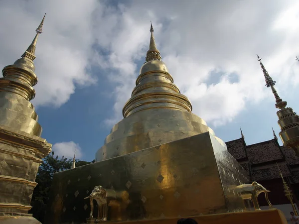 เจดีย์ทองที่วัดพระสิงห์ในเชียงใหม่ — ภาพถ่ายสต็อก