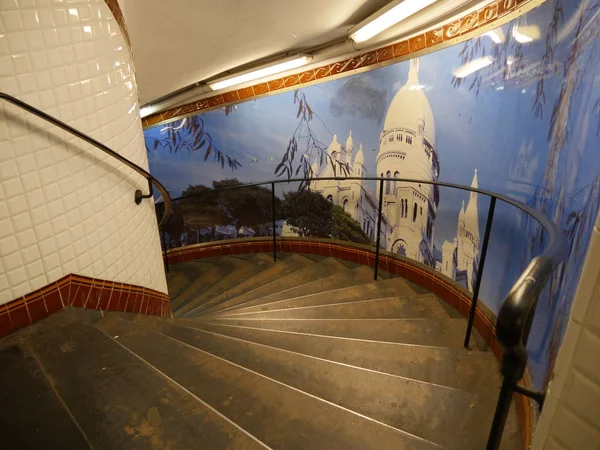 Metronun Abbesses istasyonu caracole