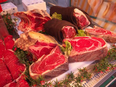 Paris'te sokak pazarında etler sattı. Yürüyüş ve gıda satın insanlar