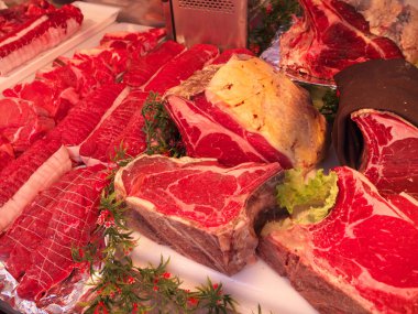 Paris'te sokak pazarında etler sattı. Yürüyüş ve gıda satın insanlar