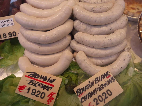 Sausage sold at Street market in Paris. People walking and buying food — Stock Photo, Image