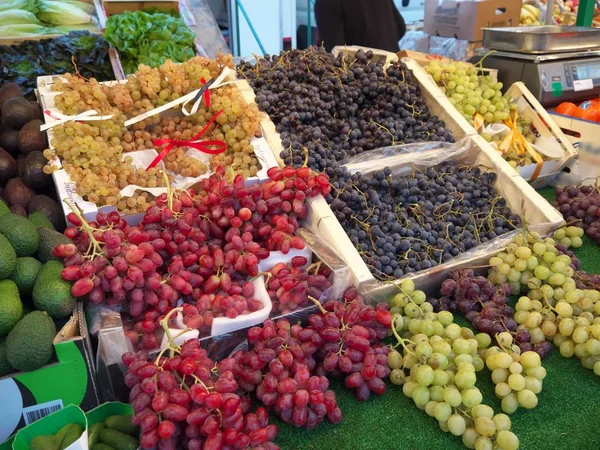 Frutas vendidas en el mercado callejero de París. Gente caminando y comprando comida —  Fotos de Stock