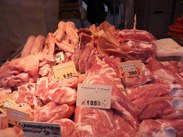 Paris'te sokak pazarında etler sattı. Yürüyüş ve gıda satın insanlar