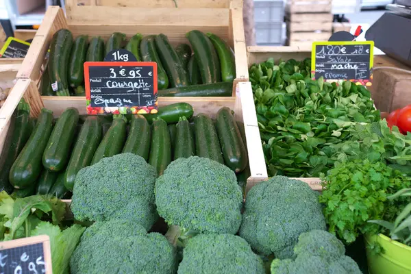 Vegetales vendidos en el mercado callejero de París. Gente caminando y comprando comida —  Fotos de Stock