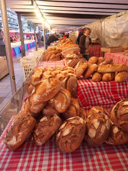 Pane venduto al mercato di strada a Parigi. Persone che camminano e comprano cibo — Foto Stock