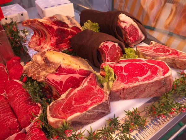 Paris'te sokak pazarında etler sattı. Yürüyüş ve gıda satın insanlar