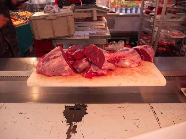 Fleisch, das auf dem Wochenmarkt in Paris verkauft wird. Menschen gehen und Lebensmittel kaufen — Stockfoto