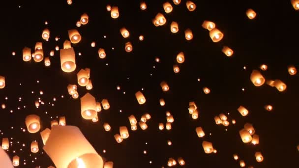 Flytande Lanternafestival (yee peng lanna) i Chiang Mai, Thailand — Stockvideo