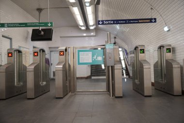 Paris Metro İstasyonu bilet kapısı