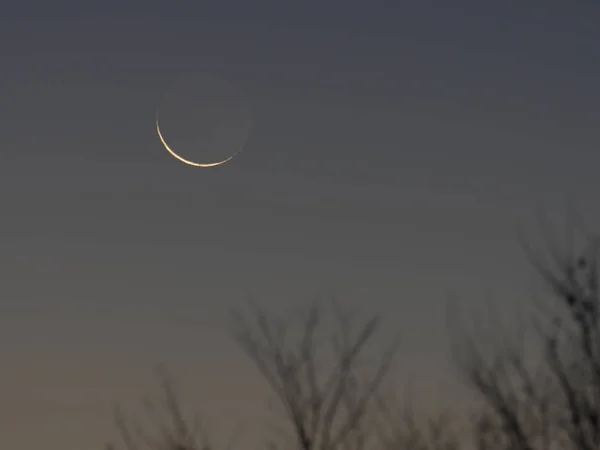 Luz de terra de uma lua crescente — Fotografia de Stock