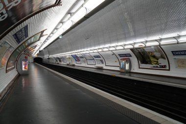 Paris Metro istasyonunda