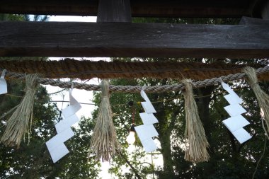 Shimenawa ve shimekazari, kutsal alanın gerçek dünyadan ayıran