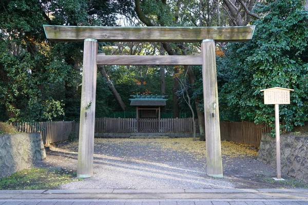 В'їзні ворота Shimochikama shrine (torii) — стокове фото