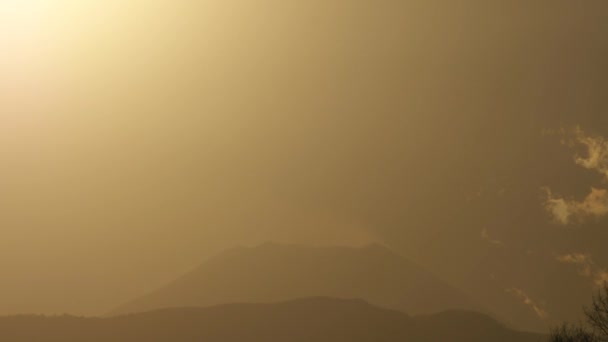 Le soleil se couche juste au-delà du sommet du Mt. Fuji ! 