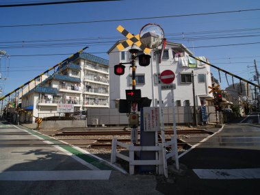V-oluşumu demiryolu geçişi Seibu Ikebukuro hattı