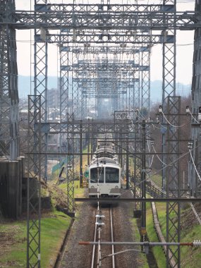 Elektrik enerji hatları ile tren