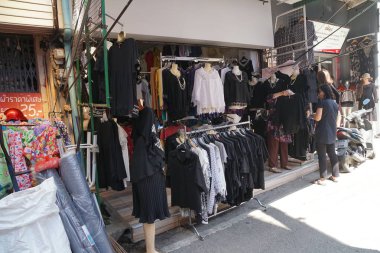 Chiang Mai, Tayland-Novemnber 14, 2016:Black dönemi yas sırasında giyim mağazaları Tayland'da işgal