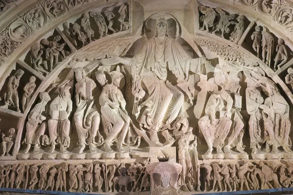 Nadpraží a sochařství baziliky Sainte-Marie-Madeleine ve Vezelay — Stock fotografie
