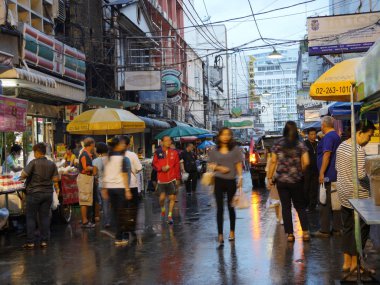 Tezgahları veya Bangkok Phat Pong Street mağazaları
