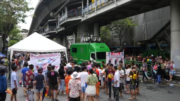 Royal Thai army sets up a checkpoint at Songkran water festival on Silom road — Stock Video