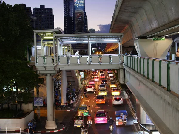 Phrom Phong zona de la estación en la noche — Foto de Stock