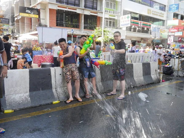 Festival del agua de Songkran en Silom Road —  Fotos de Stock