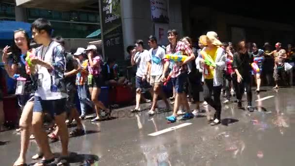 Songkran Festiwal wody w Silom road — Wideo stockowe