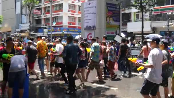 Songkran vattenfestival på Silom road — Stockvideo