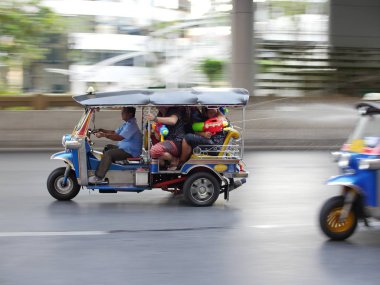 İnsanlar diğer saklardı su tabanca ile Narathiwas Road Bangkok Songkran sırasında saldırı