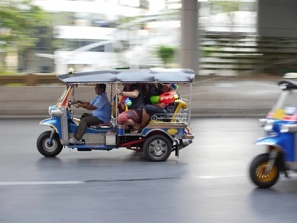 Ludzi atakują inne tuktuk z pistoletów wodnych podczas Songkran Narathiwas Road w Bangkoku — Zdjęcie stockowe