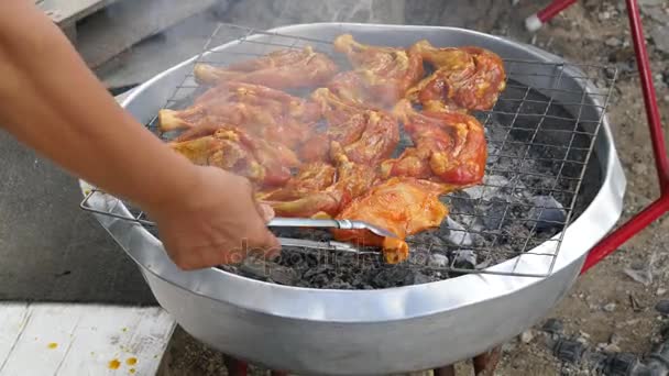 在曼谷的大街上烹饪同性恋 Yang(char-grilled marinated chicken) — 图库视频影像