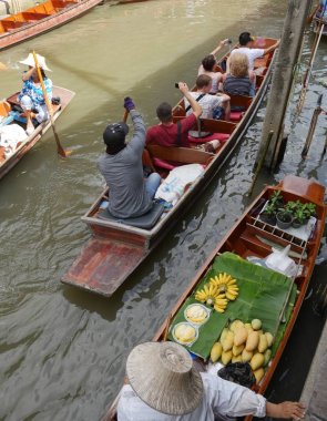 Damnoen saduak yüzen çarşı