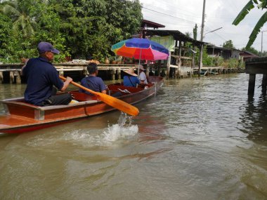 Damnoen saduak yüzen çarşı