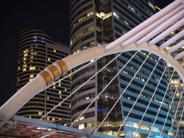 Yüksek binaların Bangkok gece görünümü