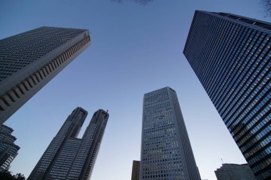 Shinjuku, Tokyo, binalarda alacakaranlıkta