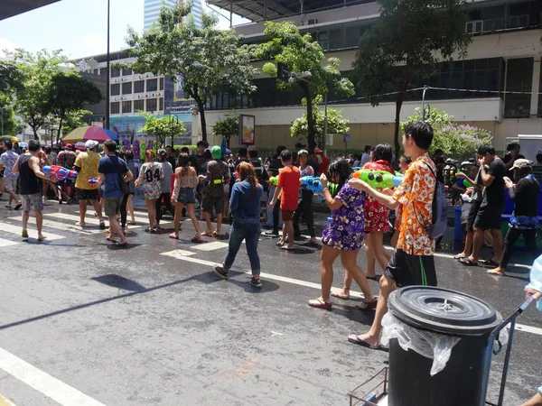 Festival del agua de Songkran en Silom Road —  Fotos de Stock