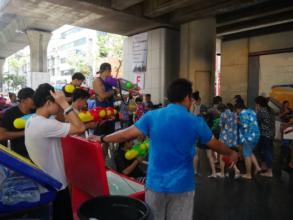 Festival del agua de Songkran en Silom Road —  Fotos de Stock