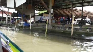 Damnoen Saduak köyden bir kanalda çalışan sürat teknesi görünümünü