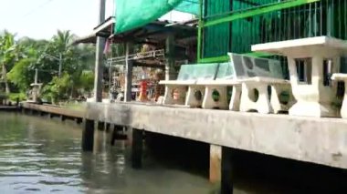 Damnoen Saduak köyden bir kanalda çalışan sürat teknesi görünümünü