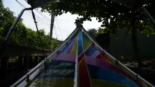 Vista del pueblo de Damnoen Saduak desde la lancha rápida que corre por un canal — Vídeos de Stock