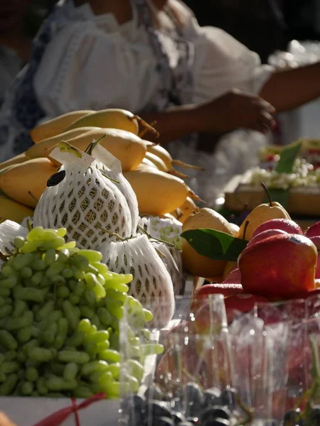 Fruits vendus à la table des vendeurs de rue à Bangkok — Photo