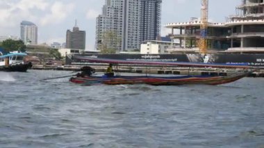 Bangkok, Tayland-Nisan 15, Chao Phraya Nehri üzerinde yelken 2017:Barge