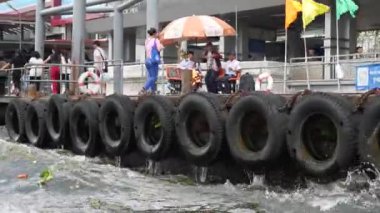 Wat Arun Chao Phraya Nehri üzerinde hızlı tekneden görünümünü