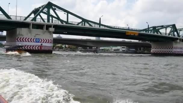 Bangkok, Tayland-Nisan 15, Chao Phraya Nehri üzerinden hızlı tekne 2017:View — Stok video